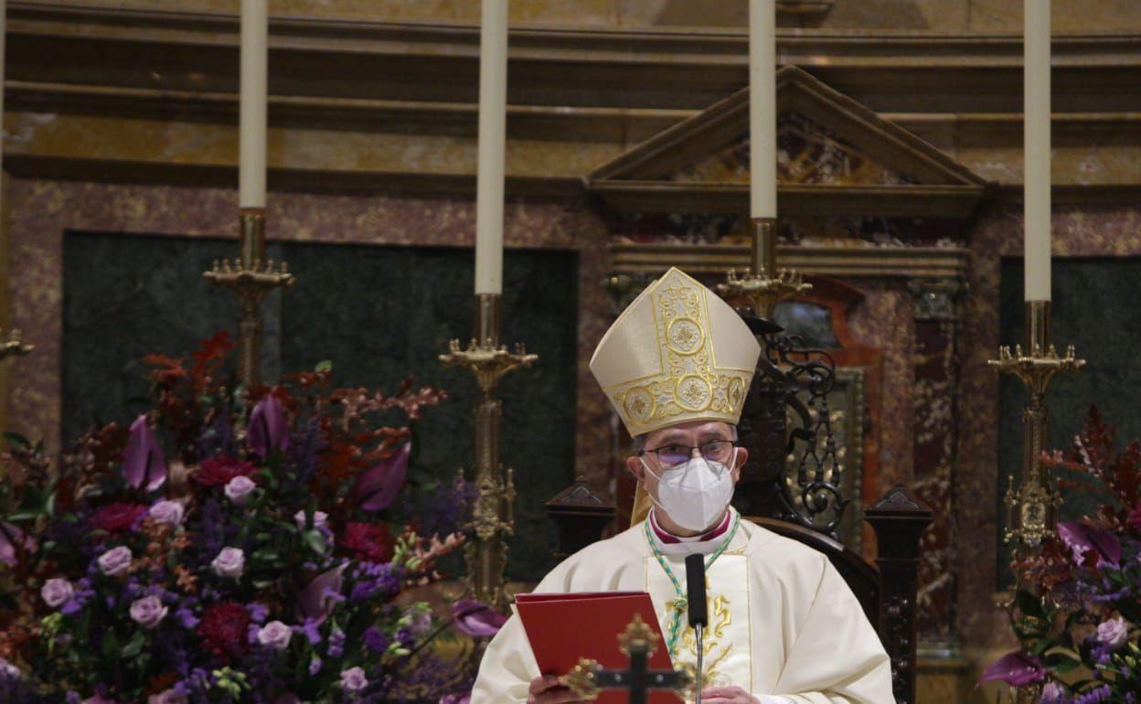 El obispo de Zamora, Fernando Valera Sánchez, en el altar de la Catedral de Zamora. 