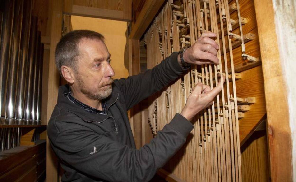 Berchtold Soergel, en plena labor en el órgano de la Iglesia de San Pedro de Medina de Rioseco.