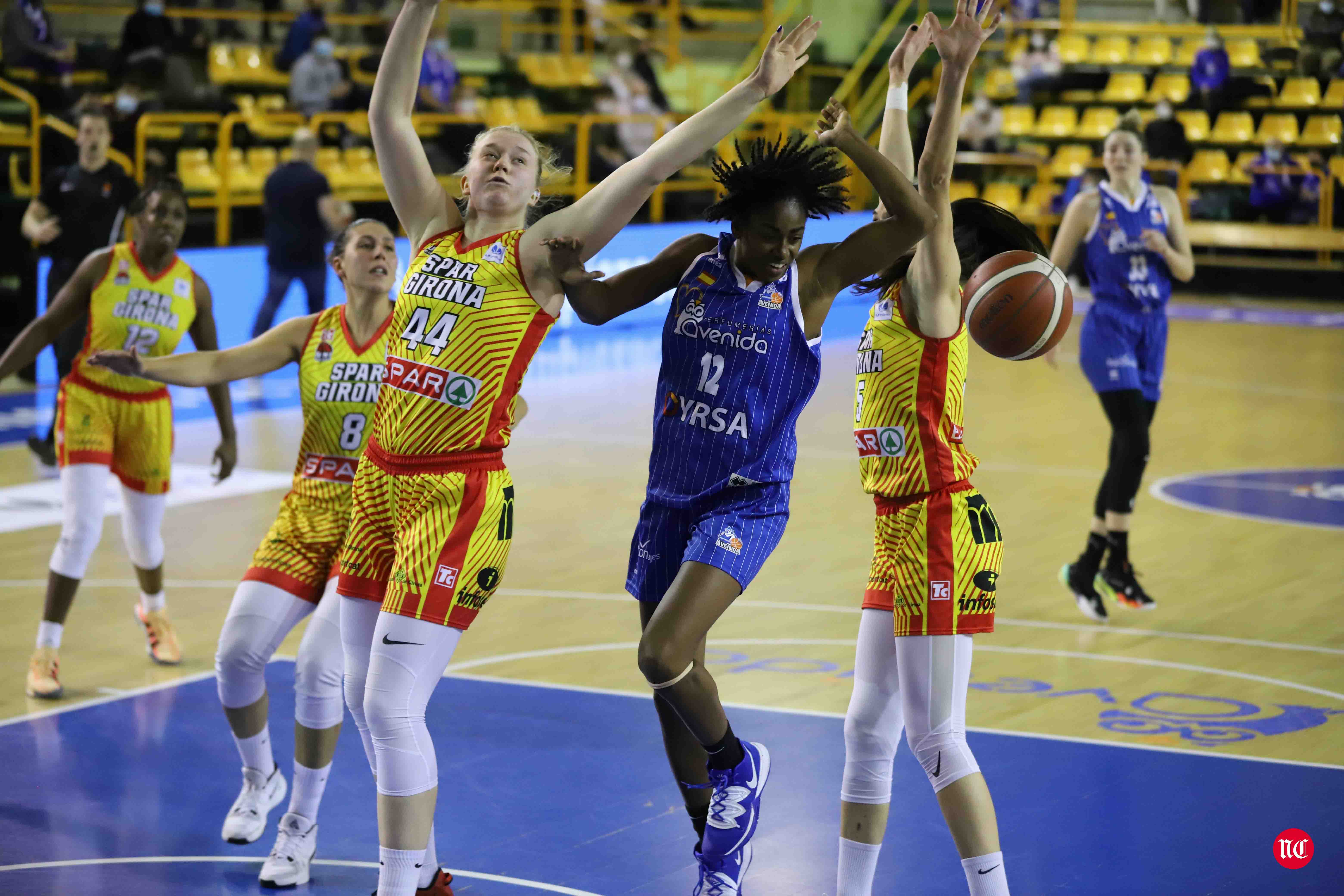 Fotos: El CB Avenida hace pequeño al Girona