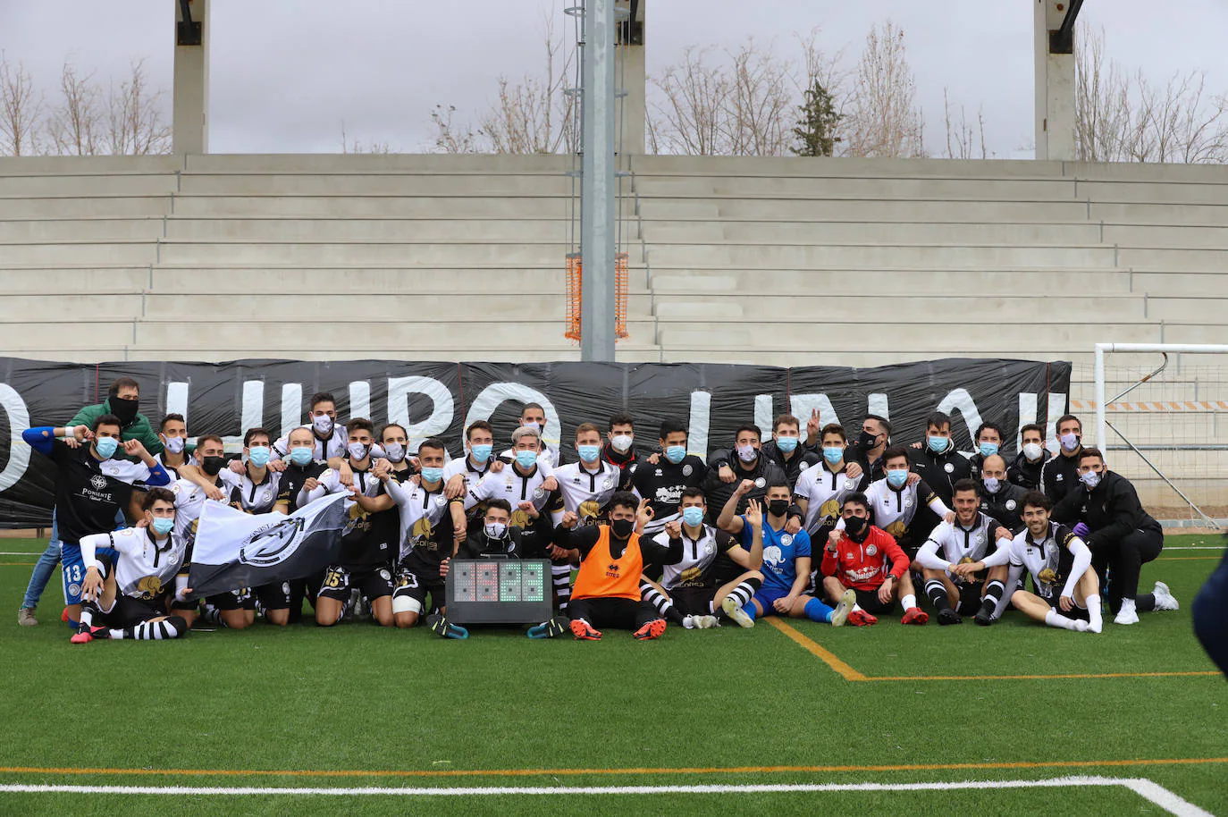 La Plantilla De Unionistas Celebra Por Todo Lo Alto Su Primera Victoria ...