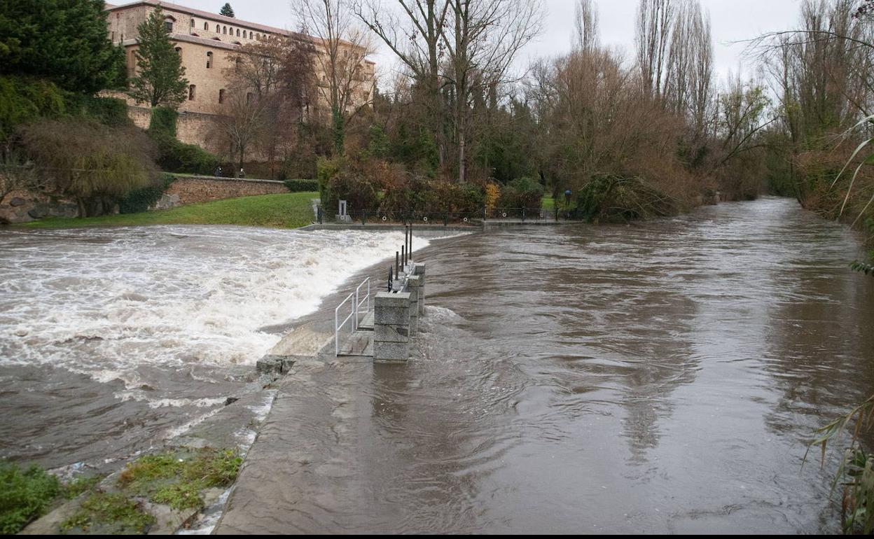 El río Eresma alcanza el nivel de alarma en Coca
