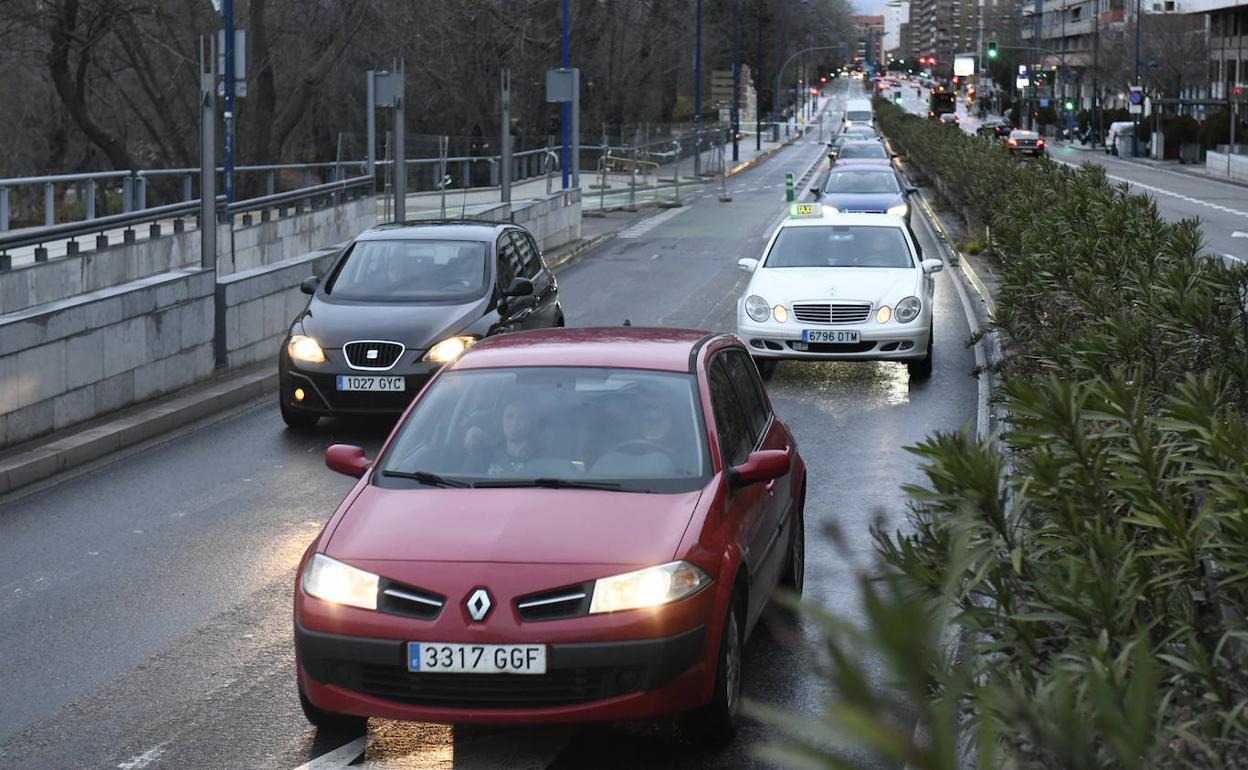 Los coches ocupan ahora los dos carriles en el tramo final de Isabel la Católica.