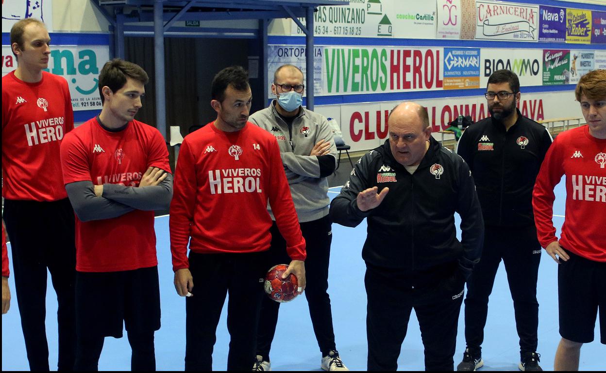 Zupo Equisoain da una charla a sus jugadores durante la primera sesión de entrenamiento.