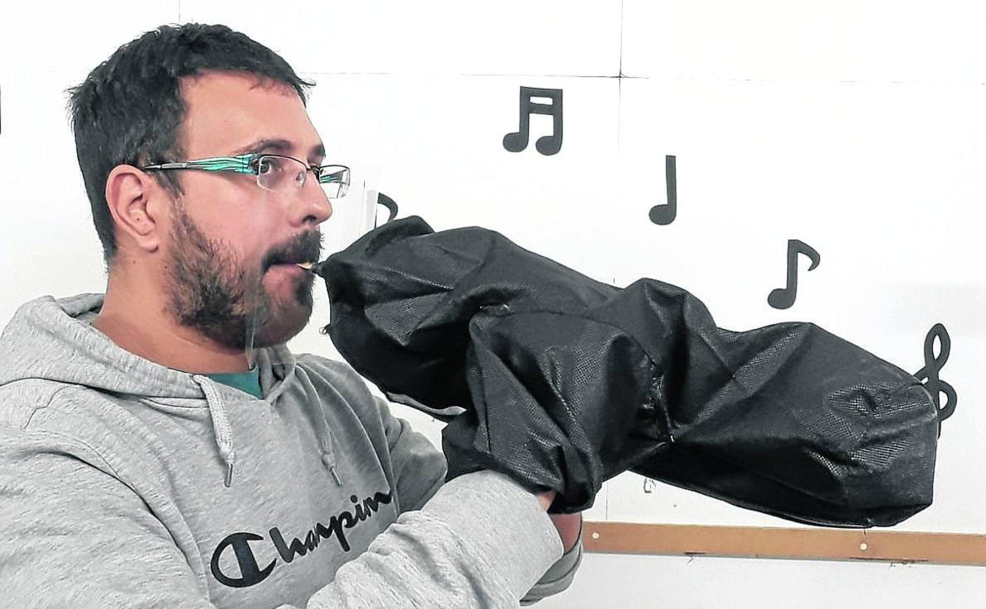 Javier Pilar toca la dulzaina enfundada.