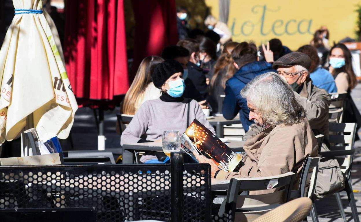 Clientes en una terraza de Valladolid. 