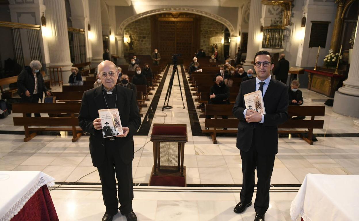 Ricardo Blázquez y Javier Burrieza, en la iglesia del Salvador.