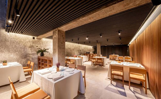 Imagen principal - Arriba, la sala del restaurante Cobo Tradición. Abajo varios platos de la oferta gastronómica. 