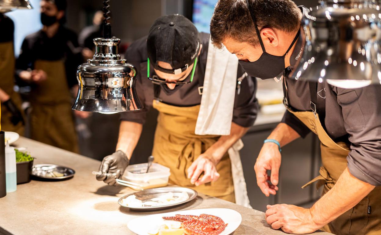 Miguel Cobo, a la derecha, y otro cocinero de su equipo montan un plato en el restaurante Cobo Tradición. 