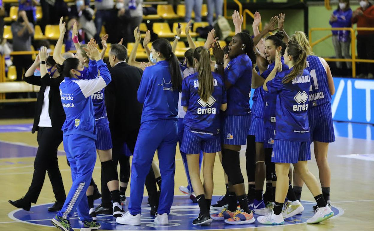 Las jugadoras de Avenida celebran con el público en el centro de la pista la victoria en el clásico ante el Spar Girona.