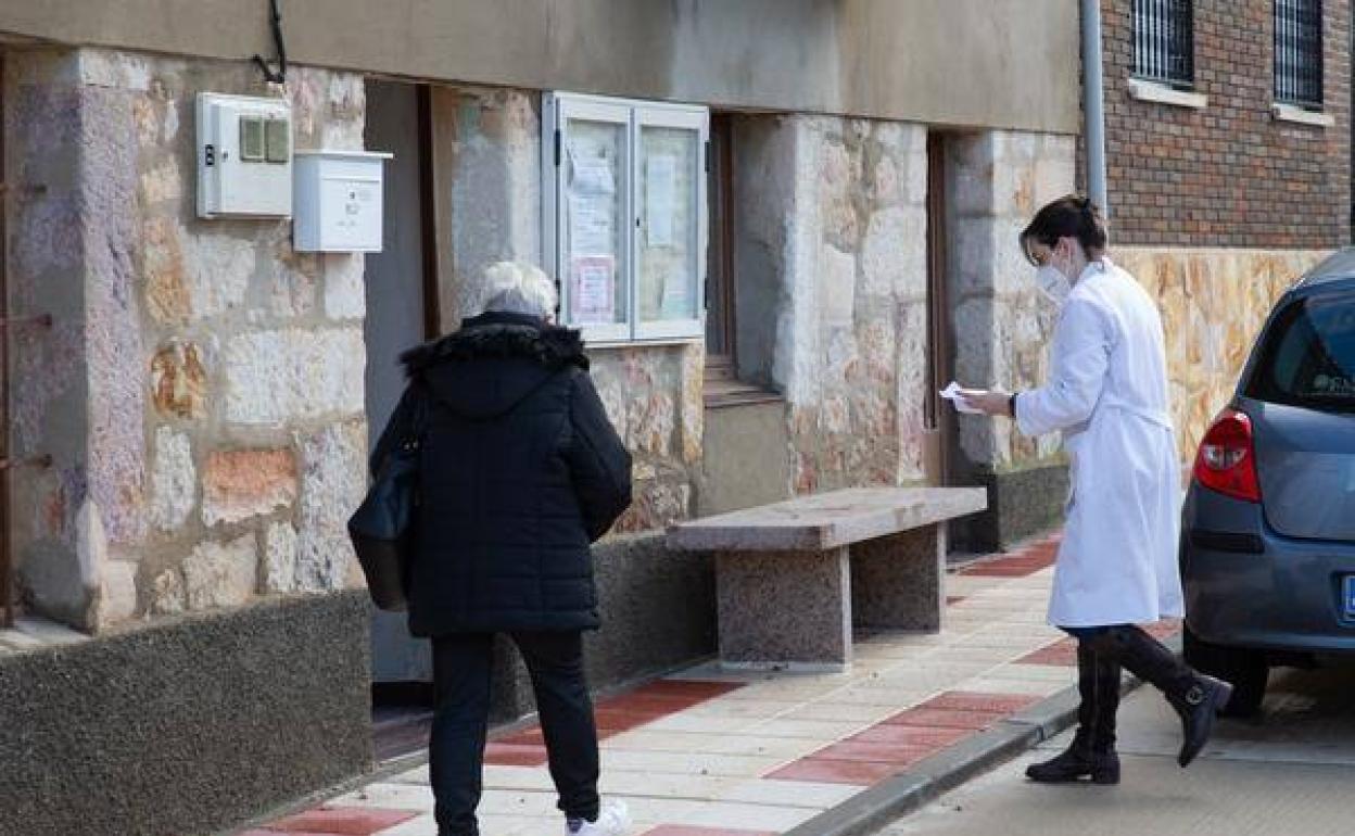 Un momento de la campaña de vacunación en Tardobispo. 