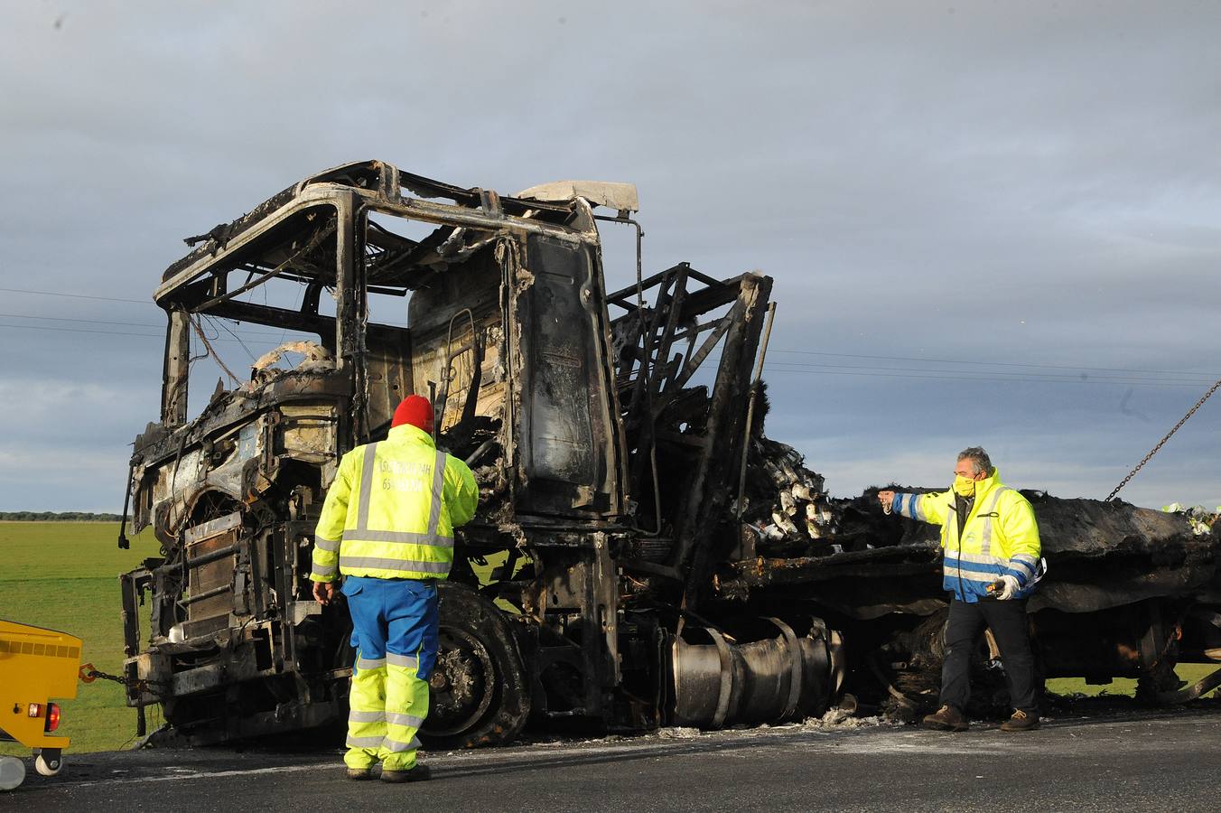 Un accidente de tráfico entre dos camiones en el kilómetro 151 de la A-6 (Autovía del Noroeste) en sentido Madrid, en Medina del Campo, ha deja un herido grave y los dos camiones accidentados calcinados por las llamas.