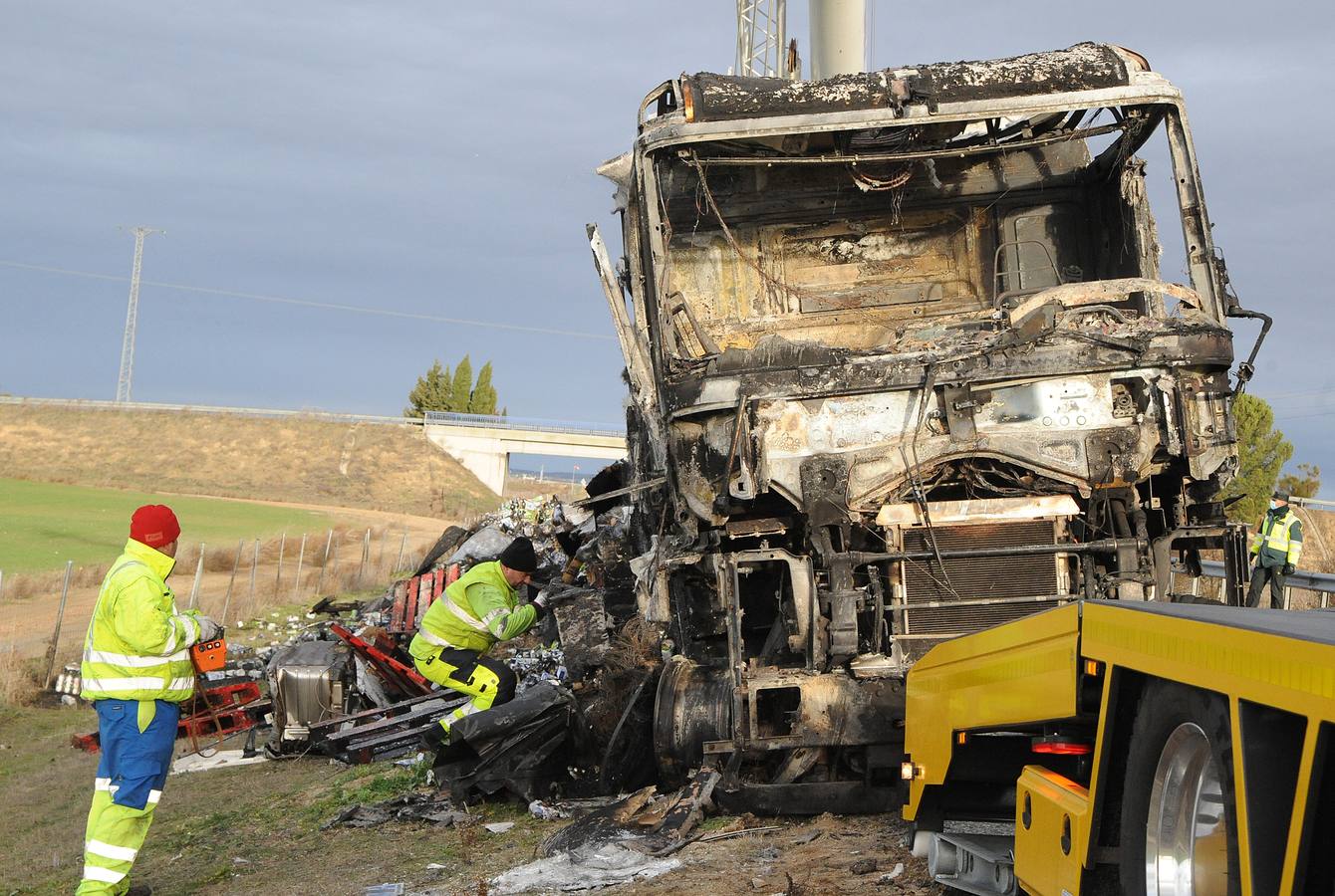 Un accidente de tráfico entre dos camiones en el kilómetro 151 de la A-6 (Autovía del Noroeste) en sentido Madrid, en Medina del Campo, ha deja un herido grave y los dos camiones accidentados calcinados por las llamas.