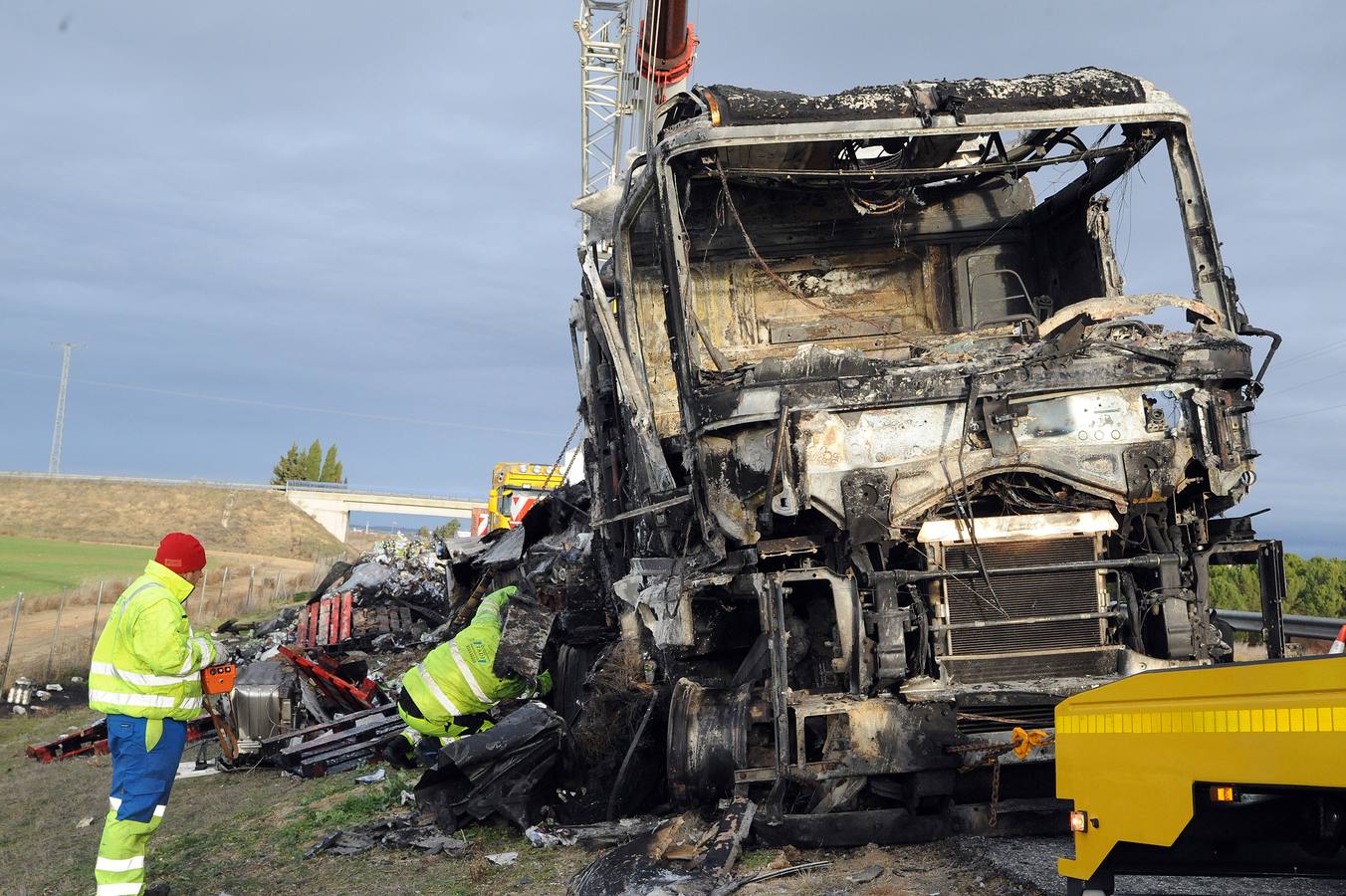 Un accidente de tráfico entre dos camiones en el kilómetro 151 de la A-6 (Autovía del Noroeste) en sentido Madrid, en Medina del Campo, ha deja un herido grave y los dos camiones accidentados calcinados por las llamas.