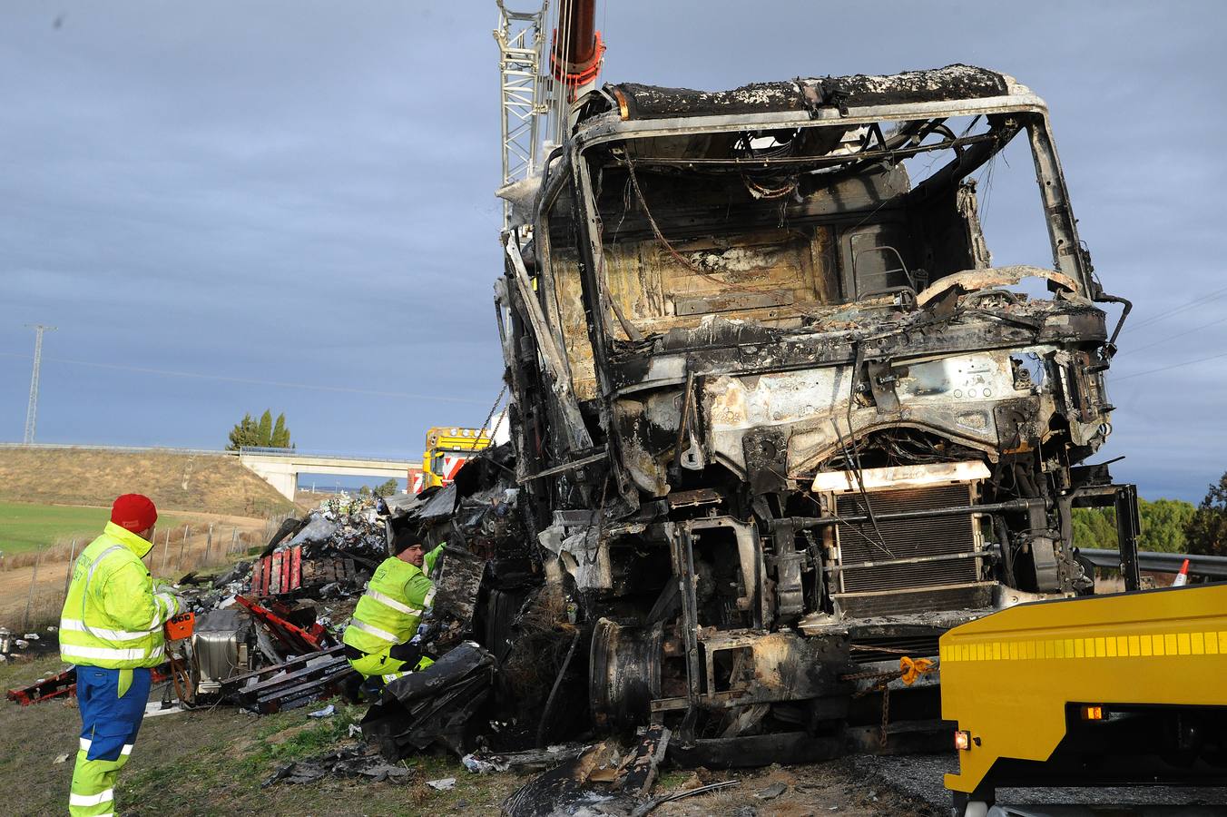 Un accidente de tráfico entre dos camiones en el kilómetro 151 de la A-6 (Autovía del Noroeste) en sentido Madrid, en Medina del Campo, ha deja un herido grave y los dos camiones accidentados calcinados por las llamas.