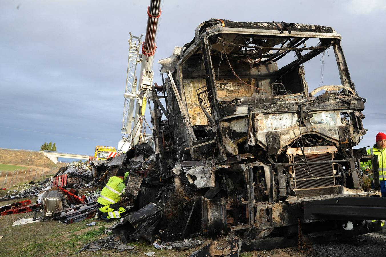 Un accidente de tráfico entre dos camiones en el kilómetro 151 de la A-6 (Autovía del Noroeste) en sentido Madrid, en Medina del Campo, ha deja un herido grave y los dos camiones accidentados calcinados por las llamas.