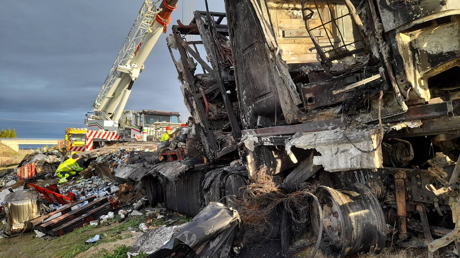 Un accidente de tráfico entre dos camiones en el kilómetro 151 de la A-6 (Autovía del Noroeste) en sentido Madrid, en Medina del Campo, ha deja un herido grave y los dos camiones accidentados calcinados por las llamas.