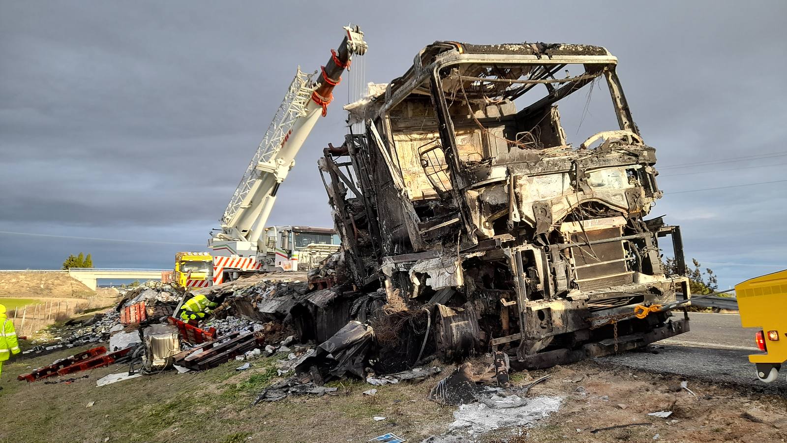 Un accidente de tráfico entre dos camiones en el kilómetro 151 de la A-6 (Autovía del Noroeste) en sentido Madrid, en Medina del Campo, ha deja un herido grave y los dos camiones accidentados calcinados por las llamas.