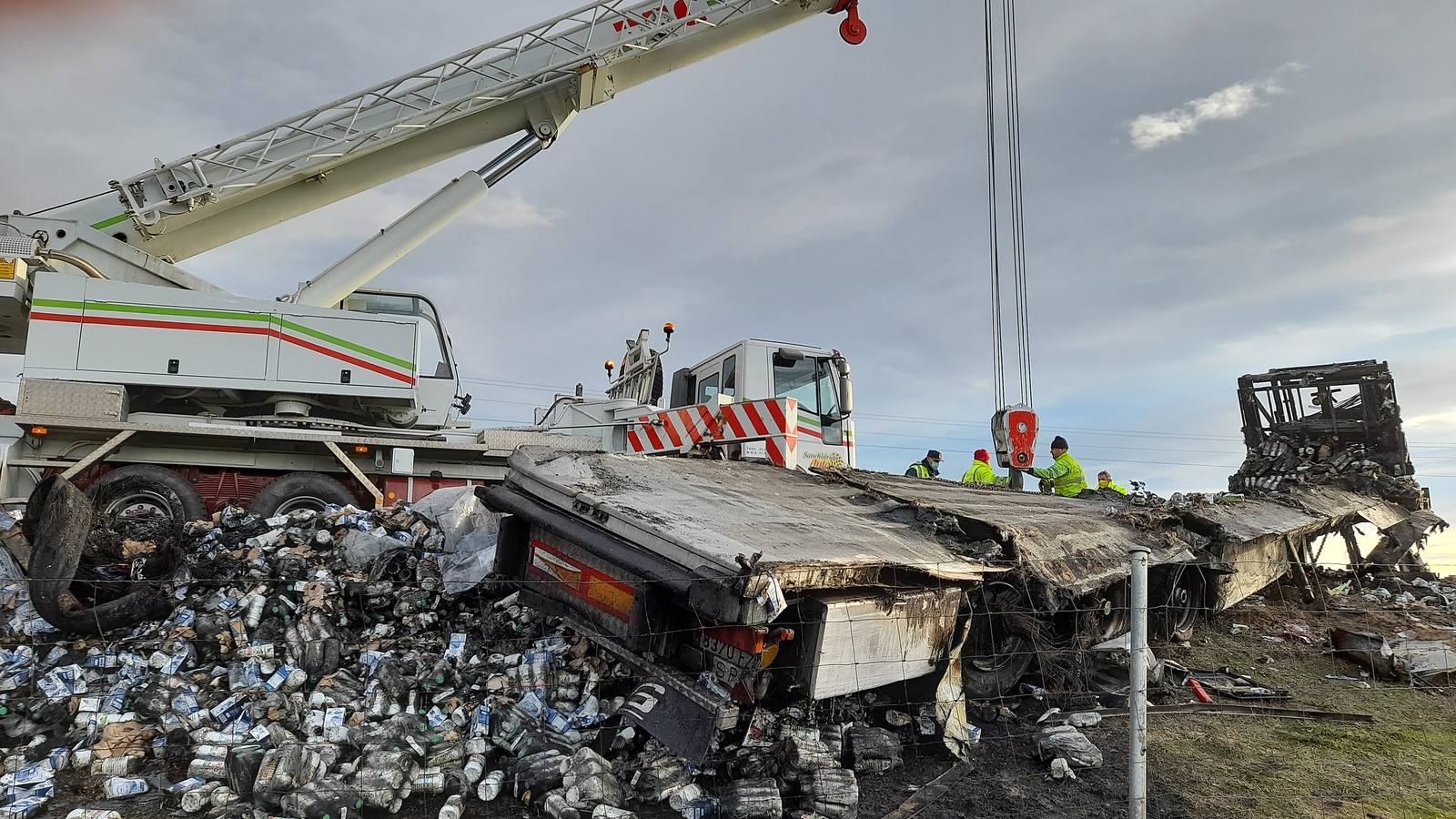 Un accidente de tráfico entre dos camiones en el kilómetro 151 de la A-6 (Autovía del Noroeste) en sentido Madrid, en Medina del Campo, ha deja un herido grave y los dos camiones accidentados calcinados por las llamas.