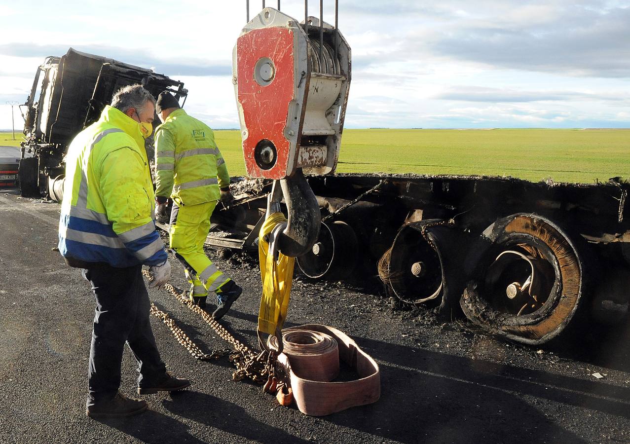 Un accidente de tráfico entre dos camiones en el kilómetro 151 de la A-6 (Autovía del Noroeste) en sentido Madrid, en Medina del Campo, ha deja un herido grave y los dos camiones accidentados calcinados por las llamas.