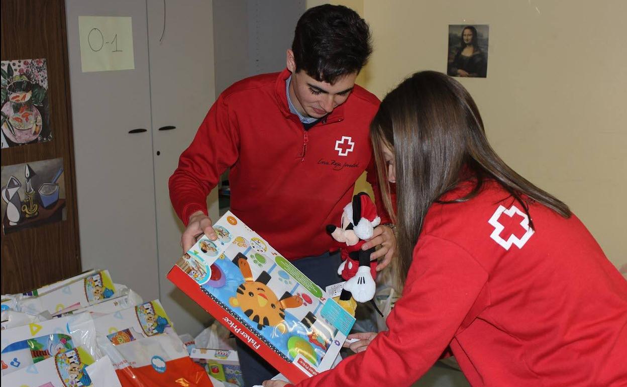 Voluntarios de Cruz Roja recogen juguetes para los más desfavorecidos.