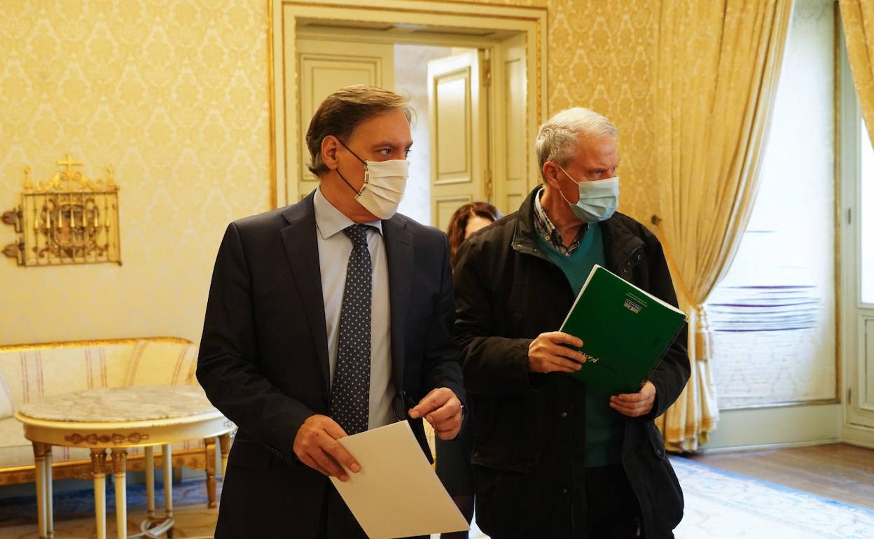 Carlos García Carbayo y Jesús Málaga, instantes antes de presentar el libro. 