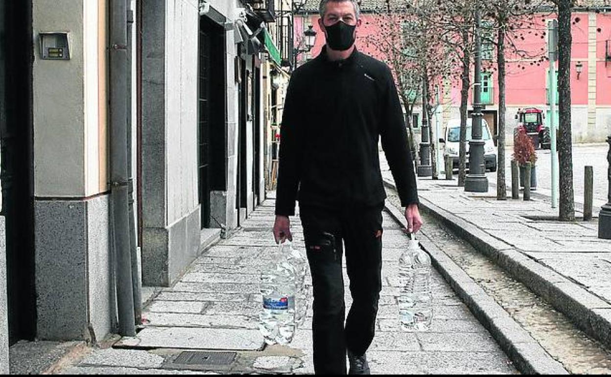 Un vecino, cargado con garrafas en días pasados. 