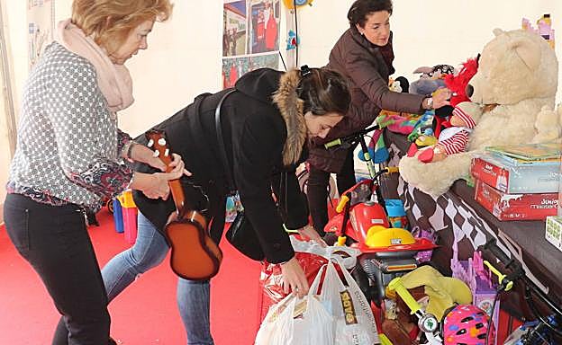 Entrega de juguetes en la carpa de El Norte en 2019.