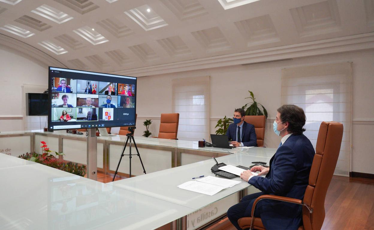 Mañueco, durante la reunión telemática con el jurado del premio. 