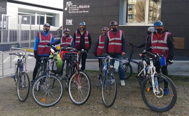 Ciclistas con sus bicis ayer, frente al centro de Huerta del Rey.