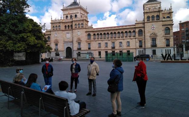 Uno de los grupos que quedan para pasear, frente a la Academia de Caballería.