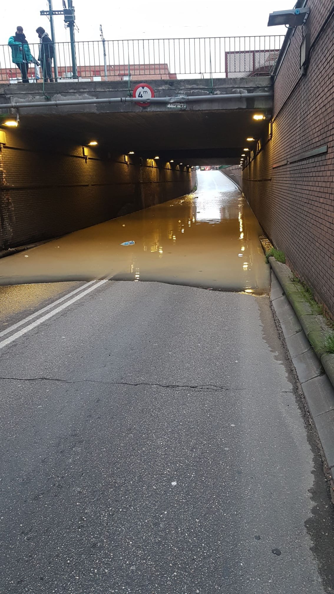 Fotos: El reventón de una tubería inunda el túnel de Vadillos de Valladolid