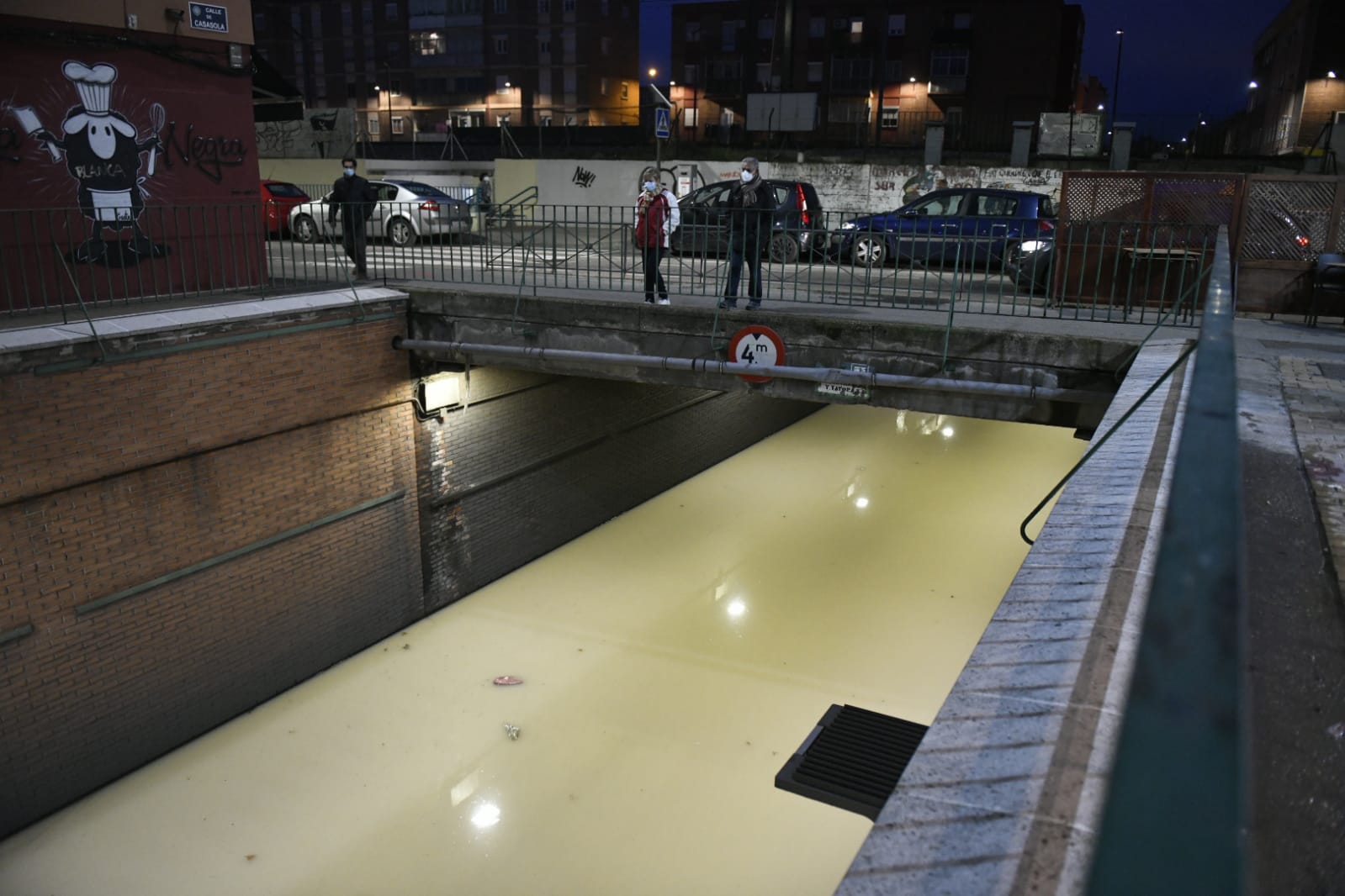 Fotos: El reventón de una tubería inunda el túnel de Vadillos de Valladolid