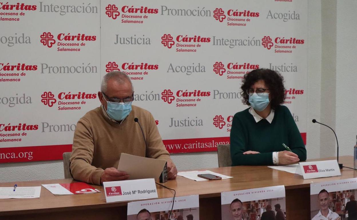 José María Rodríguez y Oliva Martín comparecen ante los periodistas en la sede de Cáritas. 