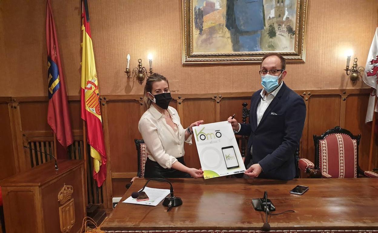 Laura Vicente y Marcos Iglesias muestran la imagen de la aplicación. 