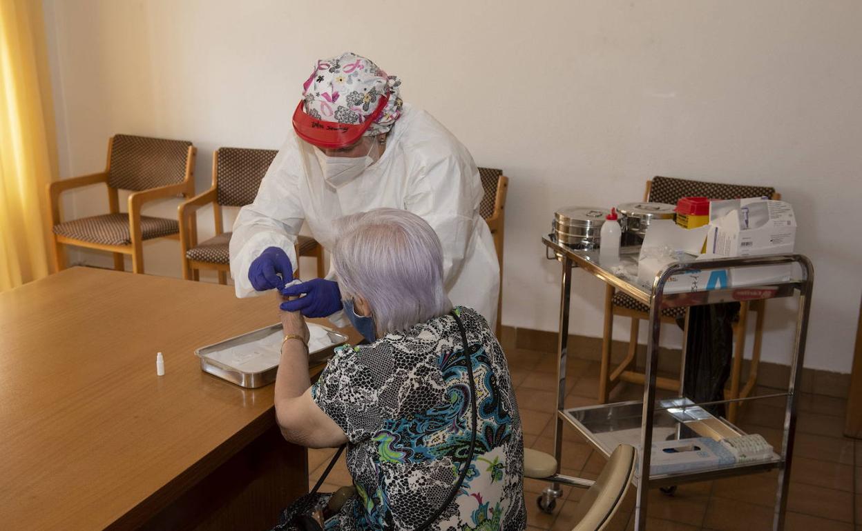 Una usuaria de la residencia de Cáritas se somete a una prueba covid. 