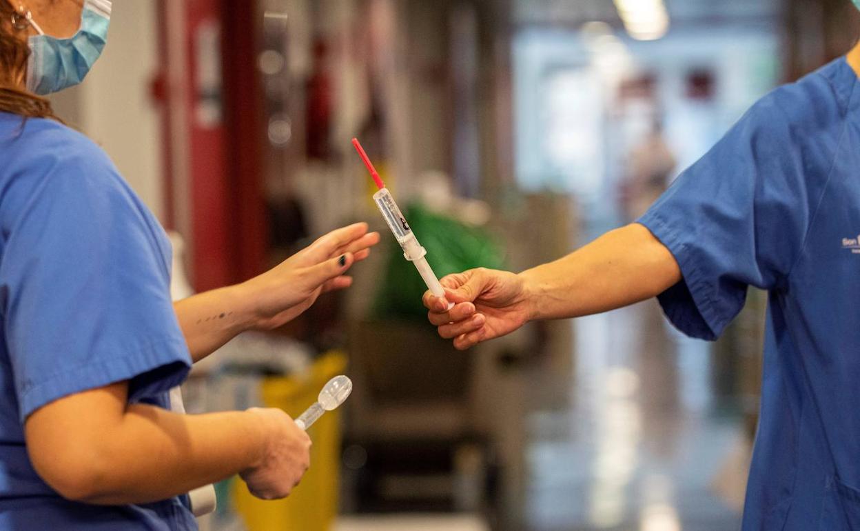 Dos enfermeras en un hospital