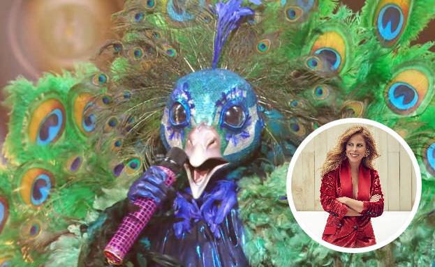 La máscara 'Pavo Real' y Pastora Soler, la cantante que estaba bajo ella.