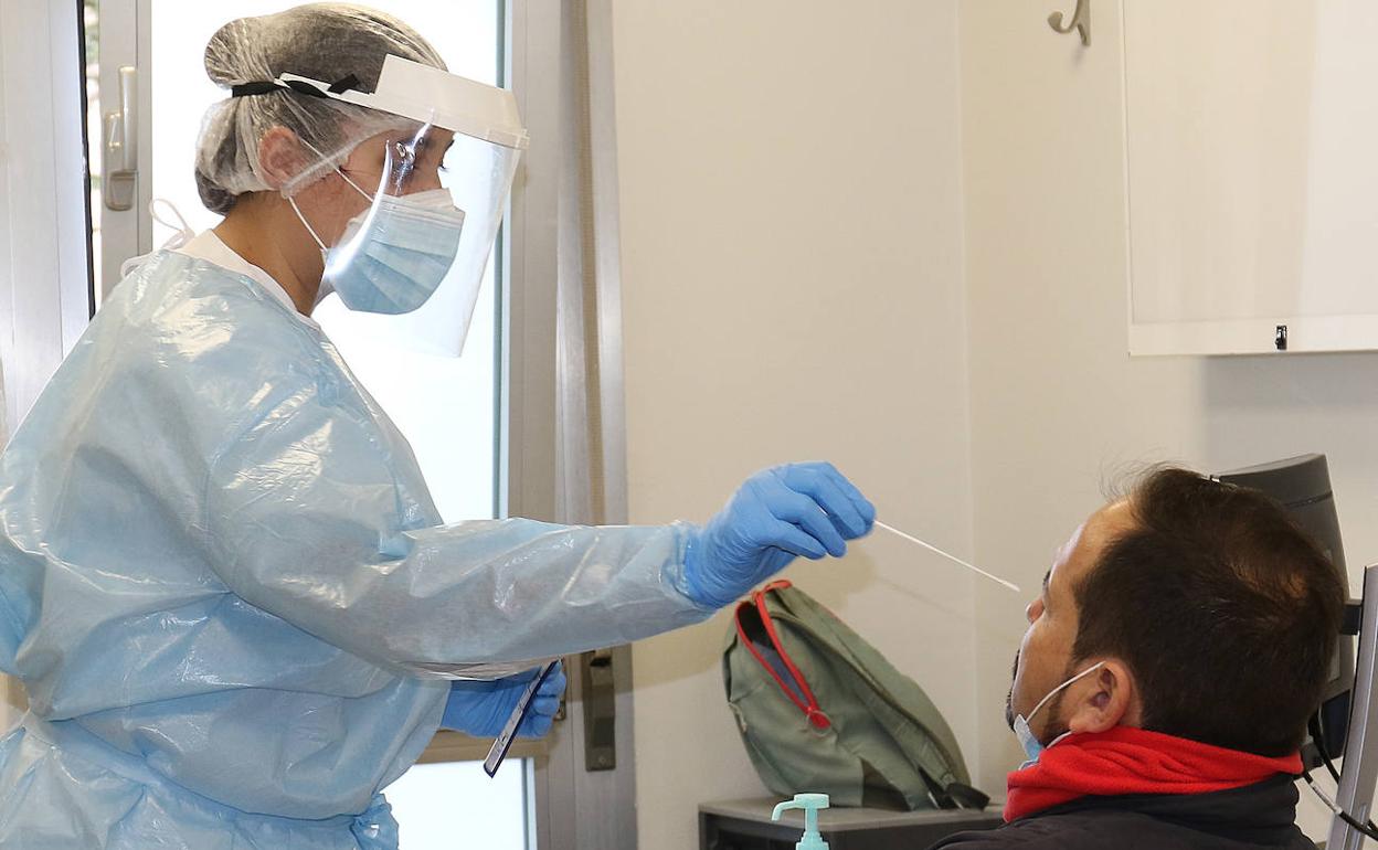 Coronavirus Valladolid: La proximidad de la Navidad dispara la demanda de PCR en laboratorios privados