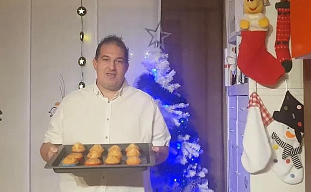 Javier posa con sus magdalenas recién horneadas 