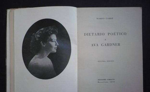 Imagen principal - 'Dietario poético' de Mario Cabré. Abajo, el torero y galán con Ava Gardner y en pleno pase con un periódico en la plaza de toros de Valencia.