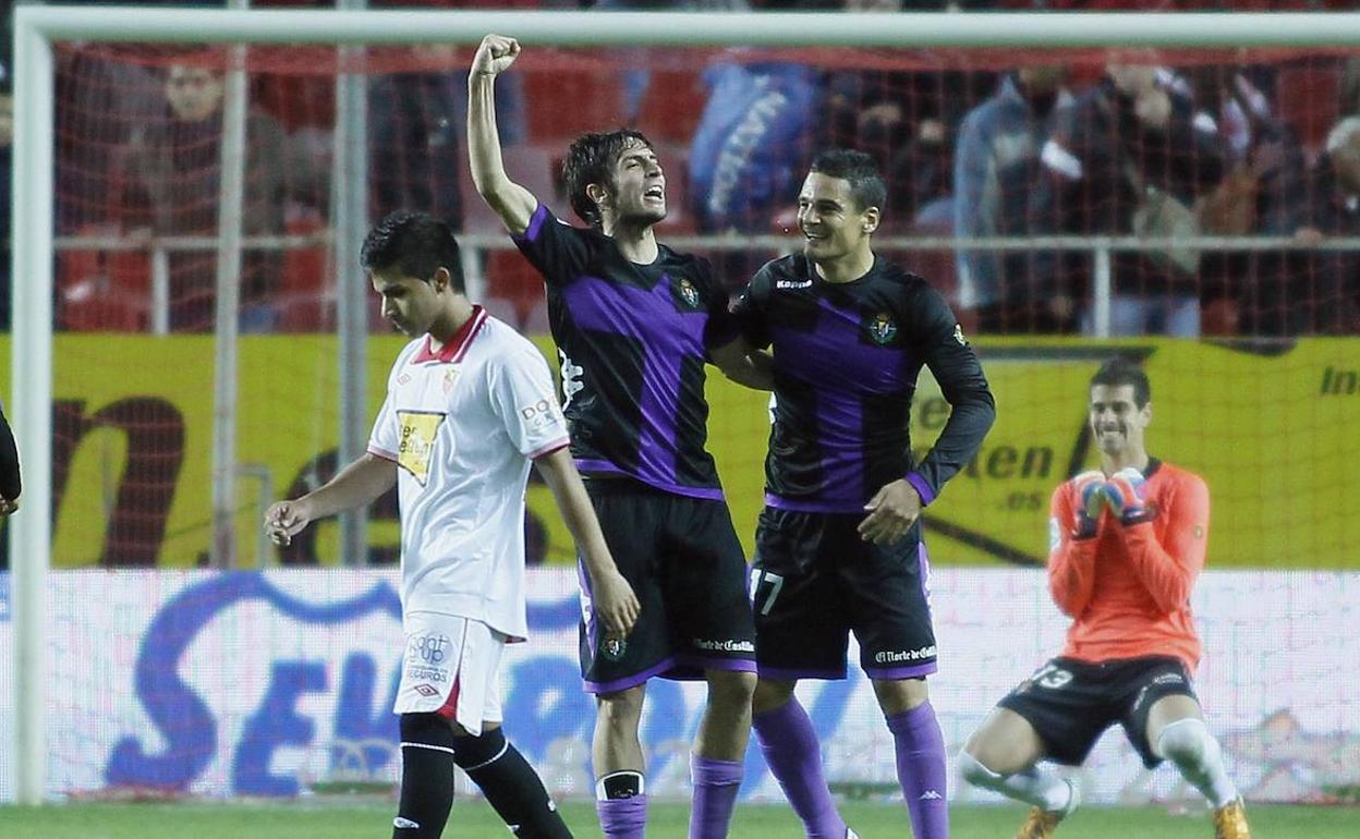 Marcsr Valiente y Carlos Peña celebran el triunfo del Real Valladolid en Sevilla en 2012, con el portero Dani Hernández por detrás