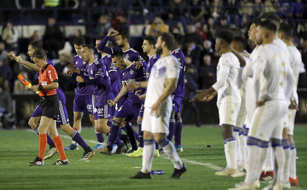 Los jugadores del Real Valladolid celebran el pase a dieciseisavos de Copa la pasada campaña en el campo del Marbella tras la tanda de penaltis.