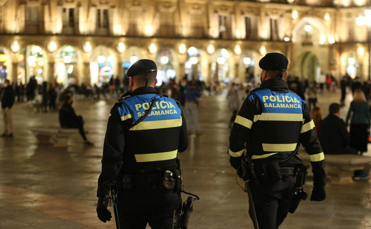 Agentes de la Policía Local, de patrulla pro la noche en la Plaza Mayor.