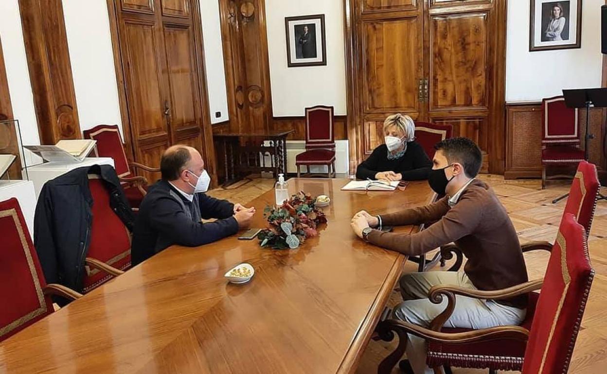 Reunión mantenida con Encarnación Pérez. 