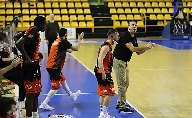 El técnico del Usal, Óscar Núñez, celebra una canasta. 