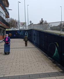 Imagen secundaria 2 - Los muros, ya sin las escaleras, de las calles Oriol y Ánade. A la derecha, el mural decorativo.