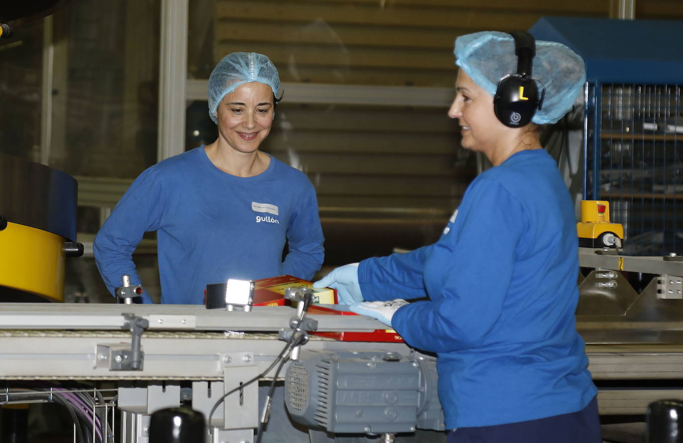 Dos empleadas en la fábrica de Gullón. 