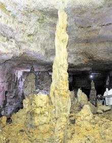 Imagen secundaria 2 - Interior de la Cueva de los Franceses con sus pasillos y accesos fáciles para todas las personas. Abajo, un de las salas de gran tamaño del interior de esta gruta y a la derecha, las estalagmitas han crecido en algunos lugares hasta convertirse en columnas.