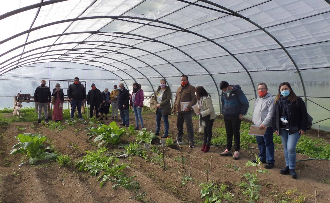 Responsables de Cáritas, municipales y alumnos, durante la clausura celebrada ayer.