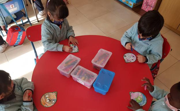 Imagen principal - Estudiantes del colegio La Inmaculada Misioneras preparan los regalos para las residencias. 